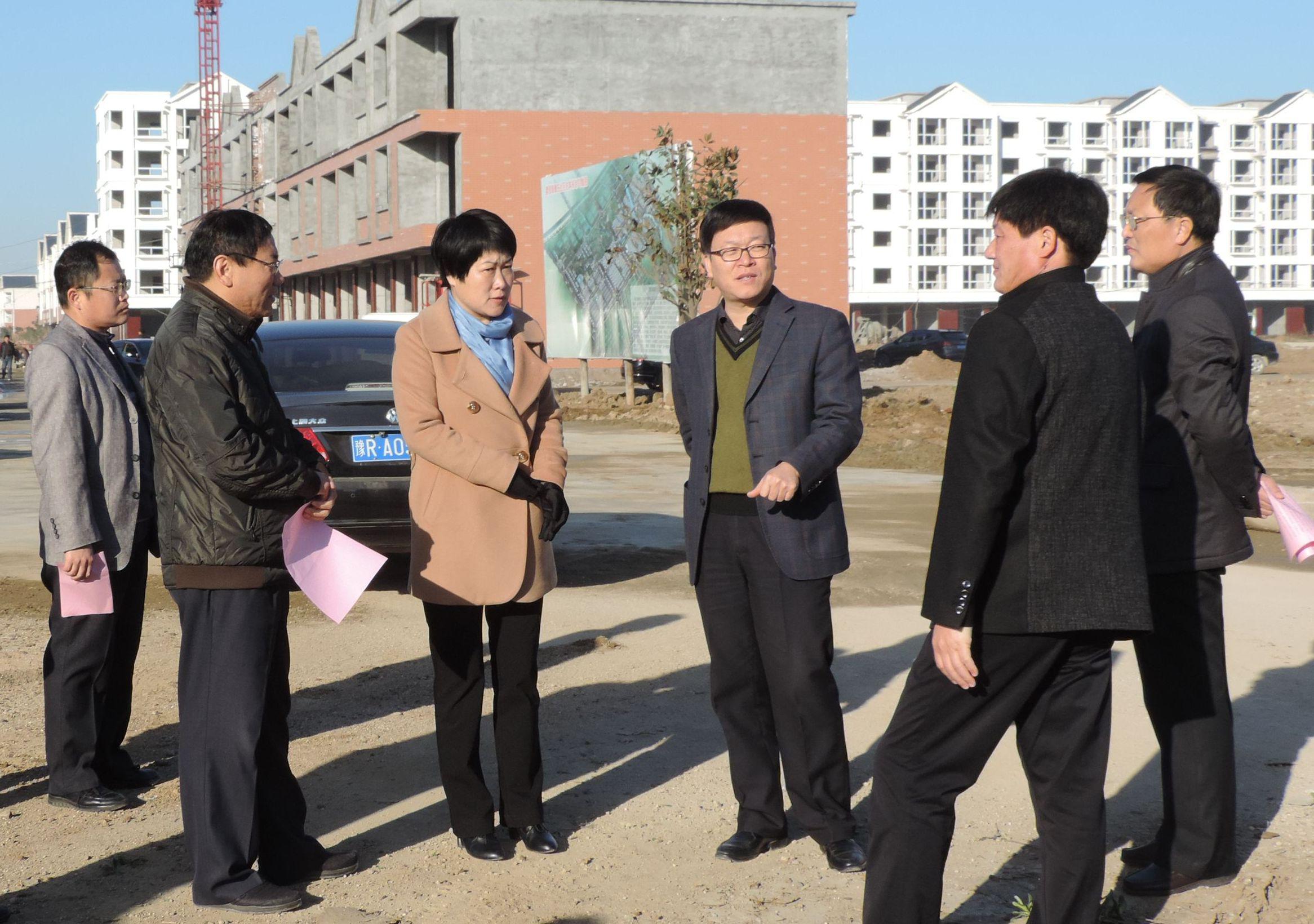 图为柳明伟,魏建廷在灌涨镇魏庄社区检查指导工作