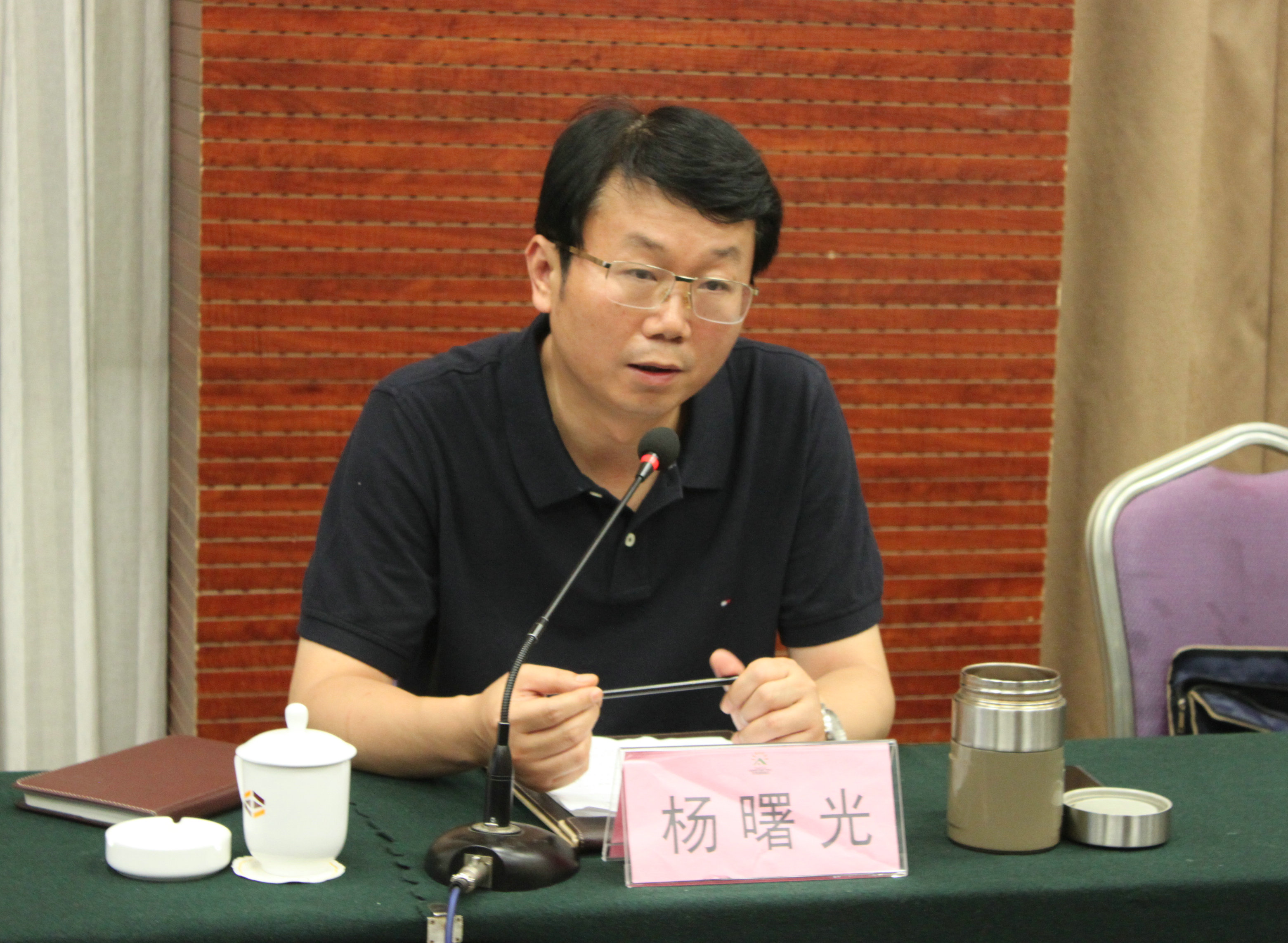 杨曙光主持召开内乡畜牧业供给侧改革座谈会